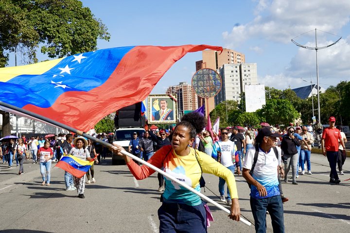 Manifestante empunha bandeira venezuelana em ato pela liberação de Maduro um mês após intervenção dos Estados Unidos - Pedro Pannunzio