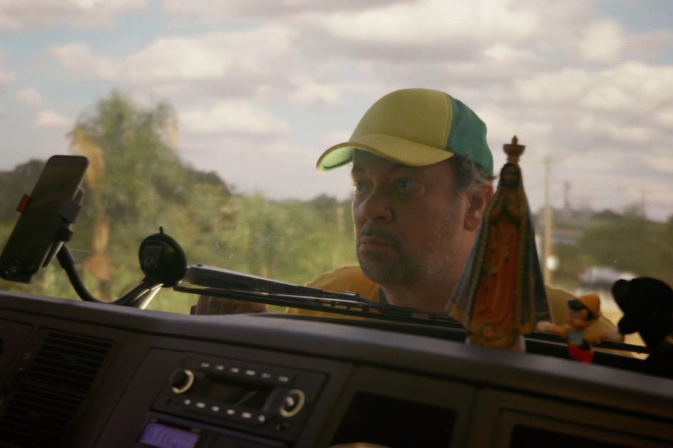 O longa de Caco Ciocler é inspirado, sem disfarces, no meme do "patriota do caminhão" - Crédito: Divulgação