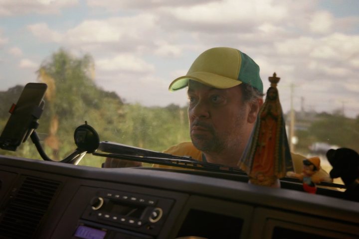 O longa de Caco Ciocler é inspirado, sem disfarces, no meme do "patriota do caminhão" - Crédito: Divulgação