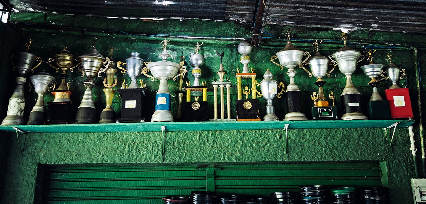 Troféus conquistados pelo Cruz da Esperança, time do bairro da Casa Verde: craques como Rivellino e Serginho Chulapa saíram da várzea - CRÉDITO: RUBENS CAVALLARI_FOLHAPRESS_2026