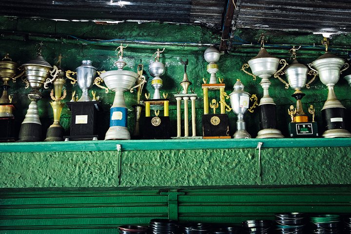 Troféus conquistados pelo Cruz da Esperança, time do bairro da Casa Verde: craques como Rivellino e Serginho Chulapa saíram da várzea - CRÉDITO: RUBENS CAVALLARI_FOLHAPRESS_2026