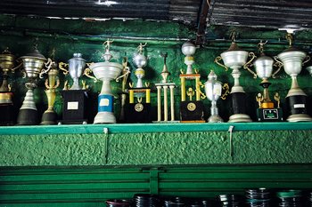 Troféus conquistados pelo Cruz da Esperança, time do bairro da Casa Verde: craques como Rivellino e Serginho Chulapa saíram da várzea - CRÉDITO: RUBENS CAVALLARI_FOLHAPRESS_2026