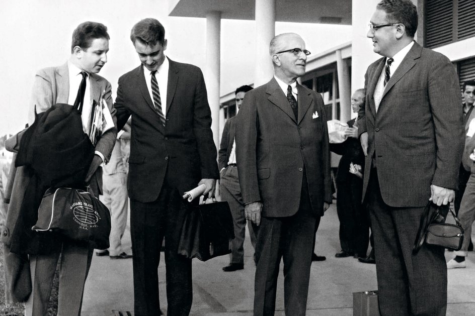 Em Belo Horizonte: da esq. à dir., o diplomata Antônio Carlos Tavares; Jon S. Lodeesen, vice-cônsul americano; João Franzen de Lima, secretário de Interior e Justiça de Minas; e Kissinger - CRÉDITO: JORNAL FOLHA DE MINAS_1962