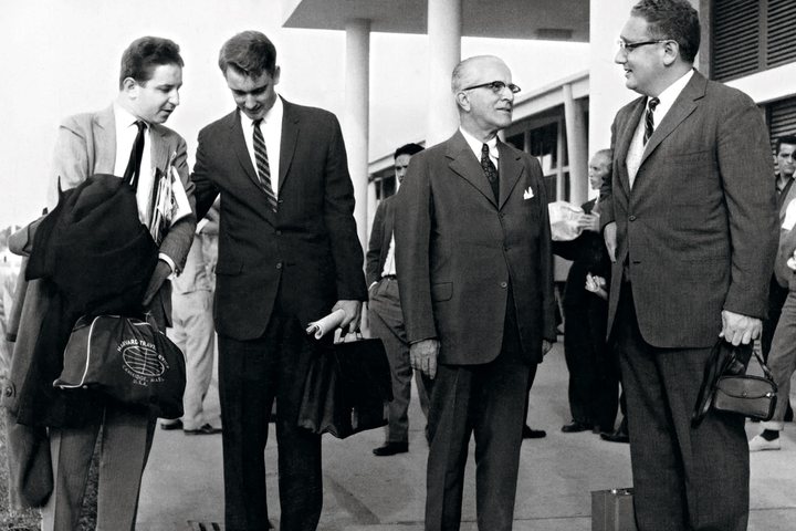 Em Belo Horizonte: da esq. à dir., o diplomata Antônio Carlos Tavares; Jon S. Lodeesen, vice-cônsul americano; João Franzen de Lima, secretário de Interior e Justiça de Minas; e Kissinger - CRÉDITO: JORNAL FOLHA DE MINAS_1962