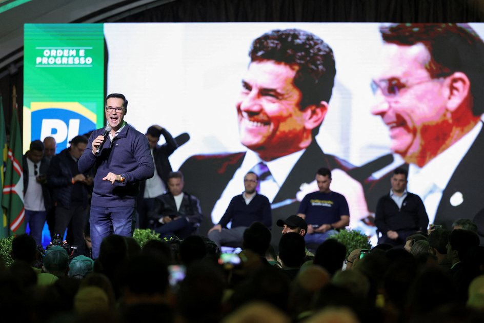 Dallagnol (ao microfone), Moro e Flávio Bolsonaro (sentados lado a lado) dividiram o palanque em evento em Curitiba - Foto: Rodolfo Buhrer/Reuters