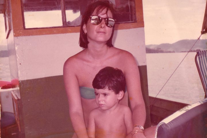 Nesta foto, tirada na década de 80, estamos os dois serenos e com todo tempo pela frente - Imagem: álbum de família
