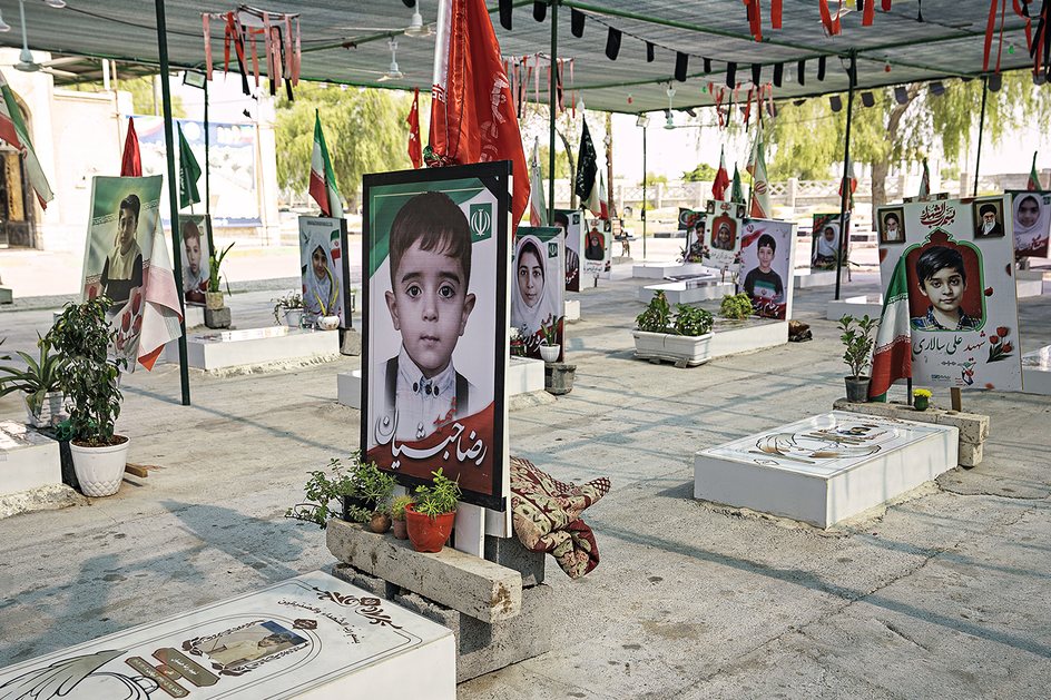 Lápides e retratos das crianças mortas em Minab depois de um duplo bombardeio americano, em fevereiro: um dos meninos, cujo corpo não foi encontrado, teve enterrado apenas o seu sapato - CRÉDITO: HANDOUT_GETTY IMAGES_2026