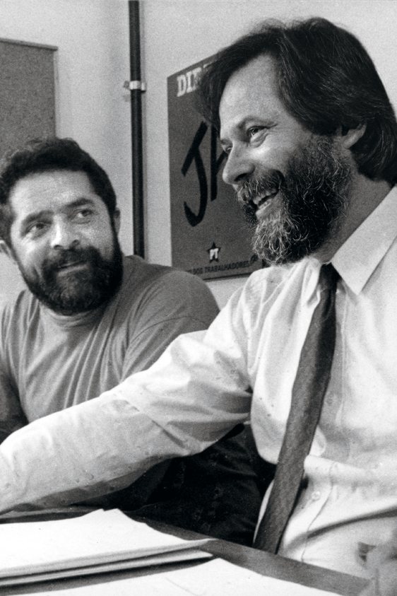 Lula e Dirceu, em 1984: “Na primeira vez que o vi, Dirceu usava camiseta vermelha. Na segunda, um Armani com sapatos Gucci. Diferente, não?” diz a ex-embaixadora americana Donna Hrinak - CRÉDITO: ARQUIVO EDGARD LEUENROTH_UNICAMP_1984