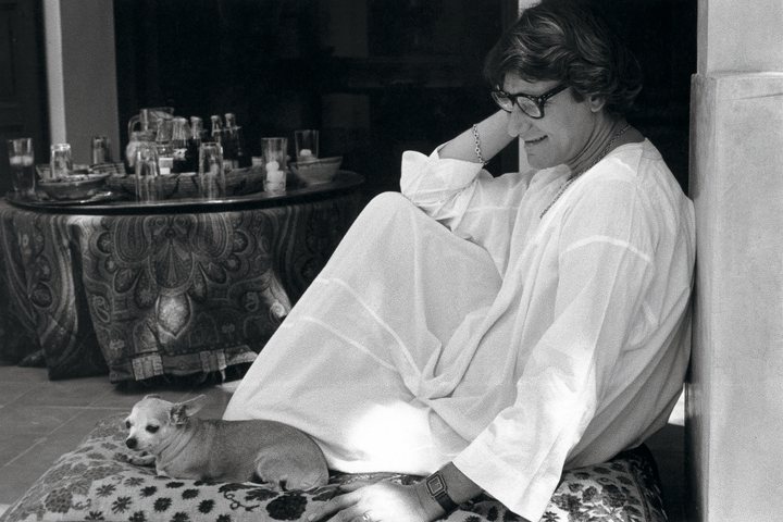 Saint Laurent em Marrakech, em 1976: a biógrafa Marie-Dominique Lelièvre diz que nem sempre foi tranquila a vida do estilista na cidade marroquina, onde ele ficava muitas vezes sozinho, “consumindo cocaína, álcool e comprimidos todo dia” - CRÉDITO: GUY MARINEAU_1976