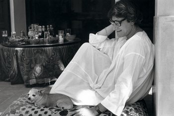 Saint Laurent em Marrakech, em 1976: a biógrafa Marie-Dominique Lelièvre diz que nem sempre foi tranquila a vida do estilista na cidade marroquina, onde ele ficava muitas vezes sozinho, “consumindo cocaína, álcool e comprimidos todo dia” - CRÉDITO: GUY MARINEAU_1976
