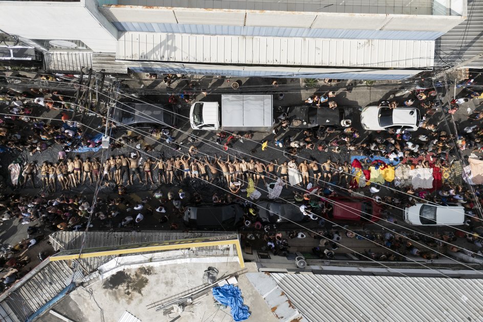 Corpos de homens que morreram durante ação da Polícia no Complexo da Penha, na zona norte do Rio de Janeiro - Eduardo Anizelli/Folhapress