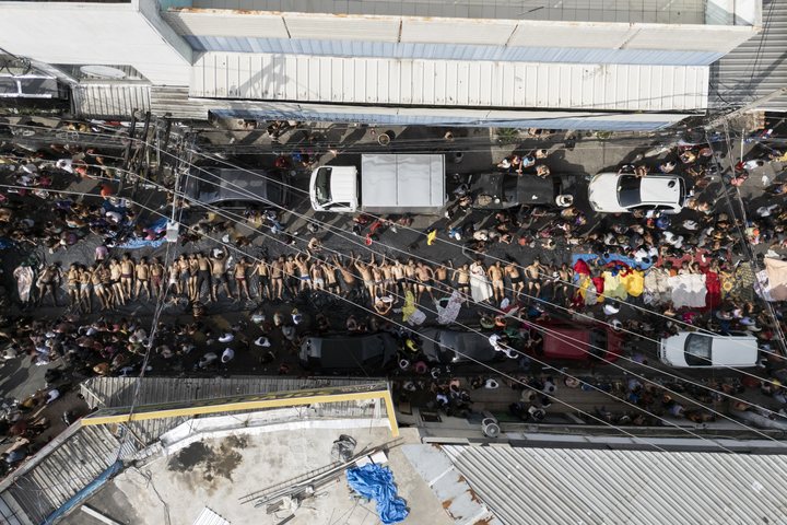 Corpos de homens que morreram durante ação da Polícia no Complexo da Penha, na zona norte do Rio de Janeiro - Eduardo Anizelli/Folhapress