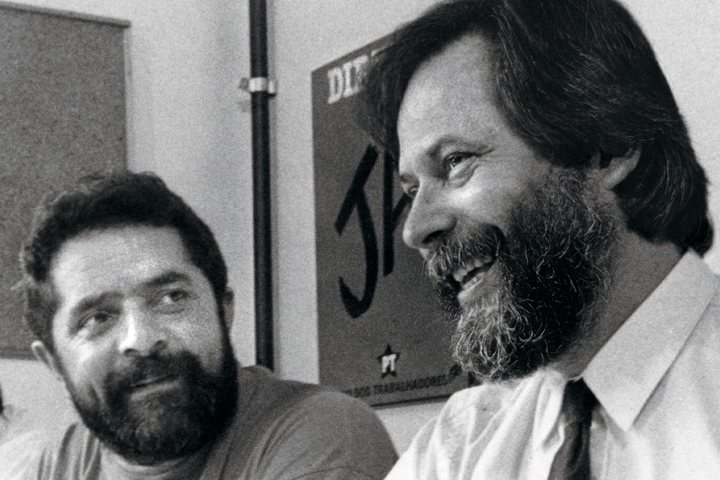 Lula e Dirceu, em 1984: “Na primeira vez que o vi, Dirceu usava camiseta vermelha. Na segunda, um Armani com sapatos Gucci. Diferente, não?” diz a ex-embaixadora americana Donna Hrinak - CRÉDITO: ARQUIVO EDGARD LEUENROTH_UNICAMP_1984