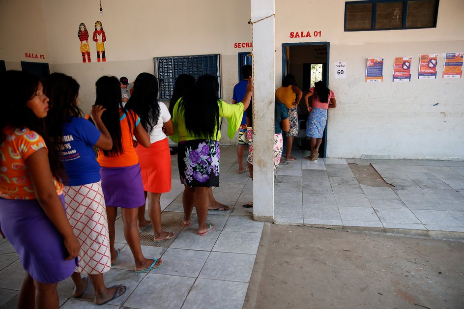 Mulheres da etnia Krahô, em Tocantins, durante votação nas eleições de 2022 - Pedro Ladeira/Folhapress
