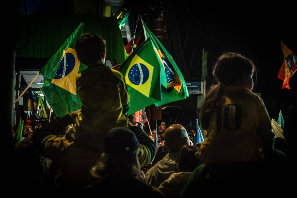 Apoiadores de Marcel Van Hattem (Novo) celebram sua eleição ao Senado - Evandro Leal/Agencia Enquadrar/Folhapress