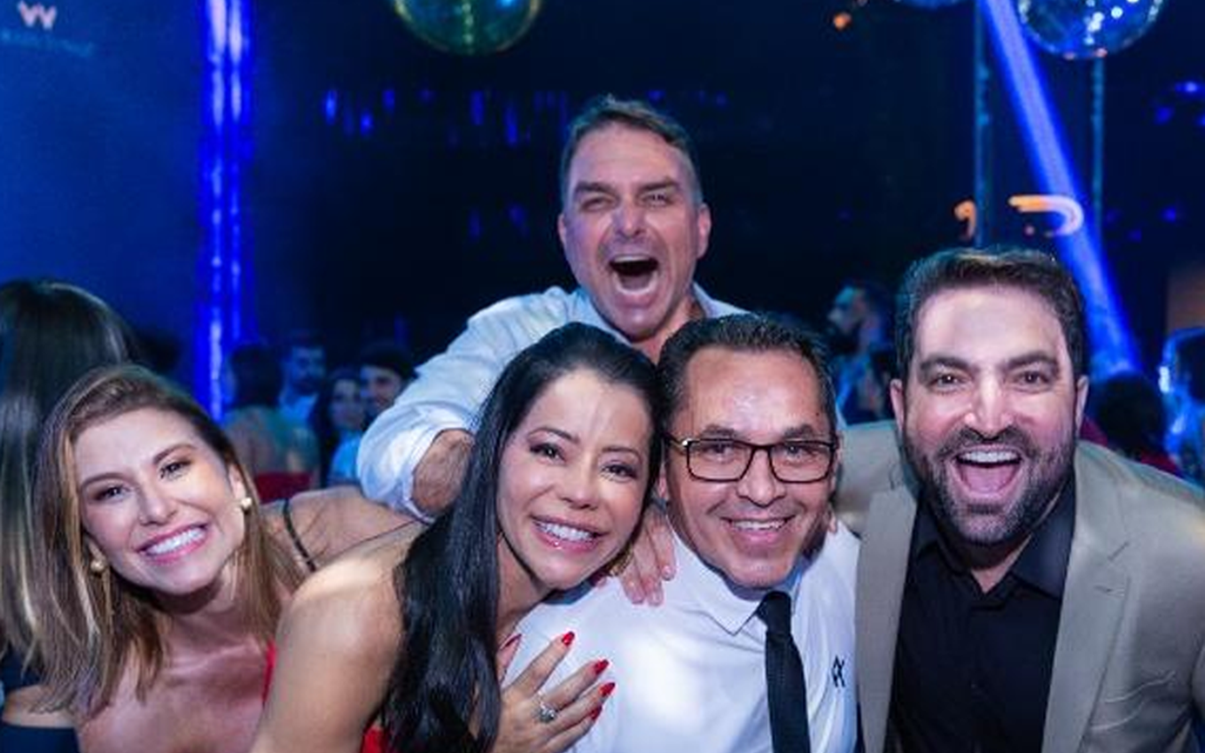 Flávio Bolsonaro e Willer Tomaz em fotografia publicada pela revista piauí.