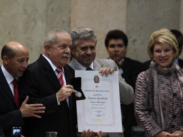 Imagem Dilma demite Lula