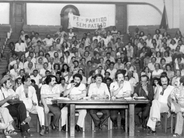 Imagem CPI pede exumação do PT
