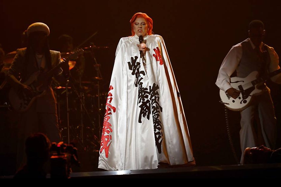 Imagem Lady Gaga presta homenagem a Walter Mercado no Grammy