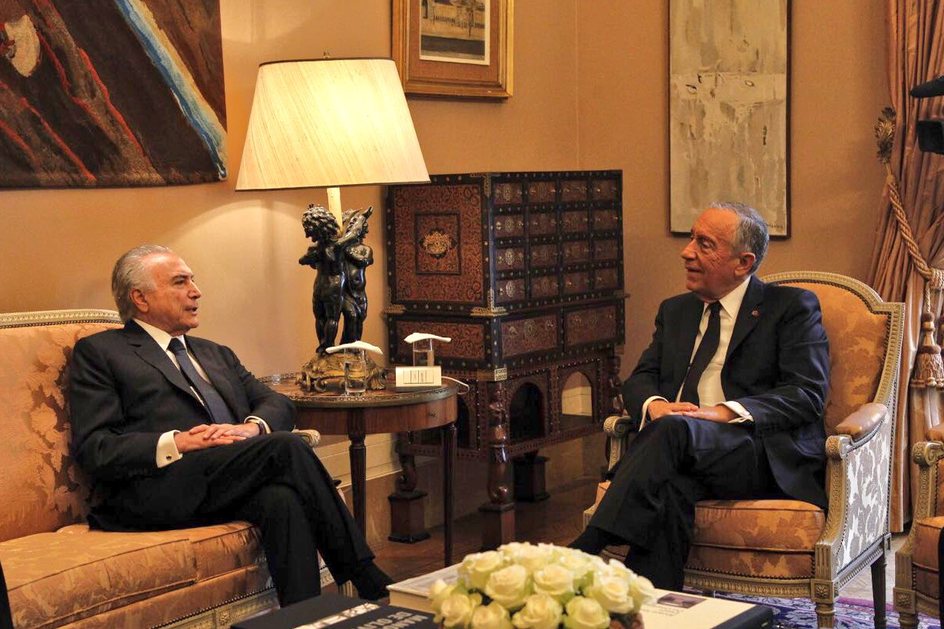 Imagem Temer encontra presidente de Portugal e comete gafe fazendo piada de português