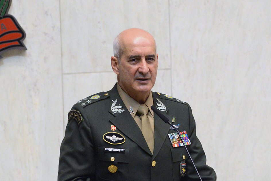 Imagem Um general da ativa no centro da articulação política
