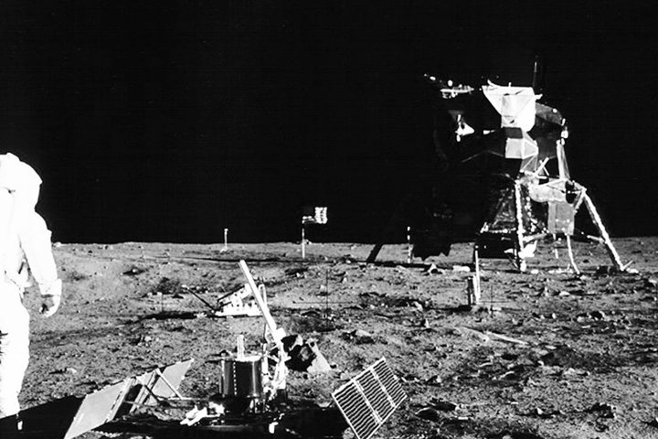 Imagem Domingo carioca com astronauta na Lua