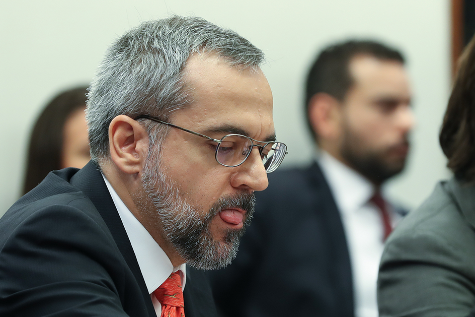 Imagem Corretor ortográfico de Weintraub pede asilo político