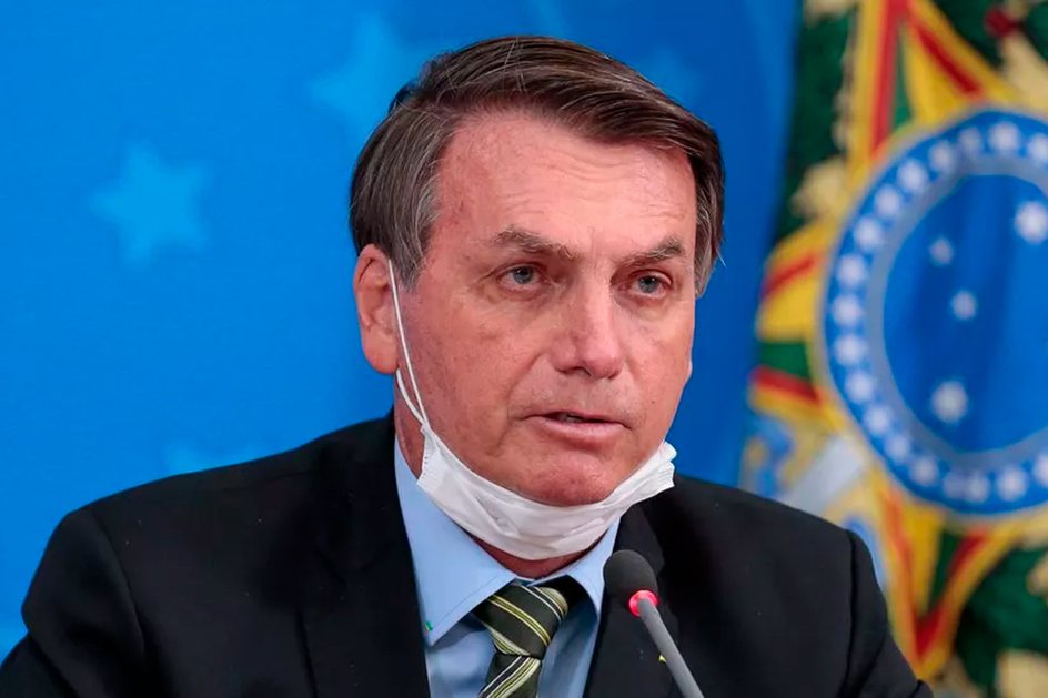 Imagem Bolsonaro lambe pastas de processo de Flávio e pede que sejam colocadas em quarentena
