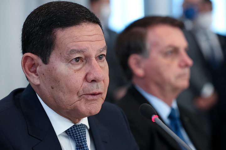 Imagem Mourão defende manter Pujol no comando do Exército