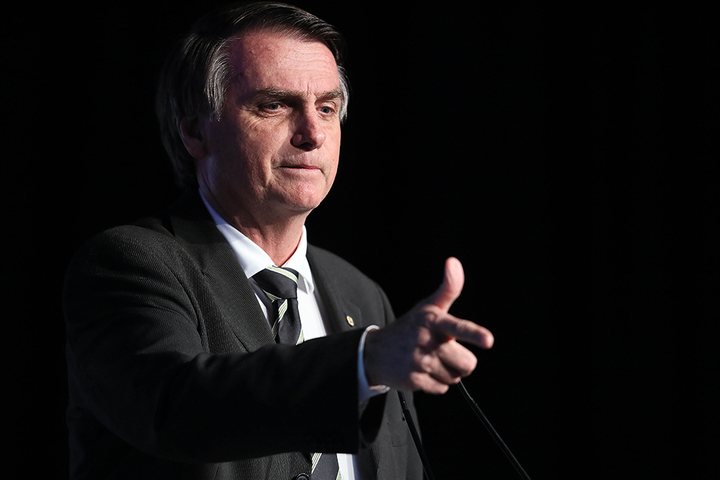 Imagem Bolsonaro arma os amigos