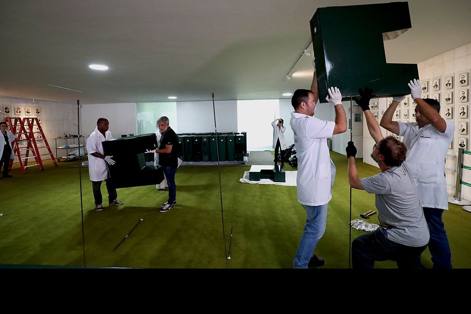 Imagem Remontando Athos Bulcão