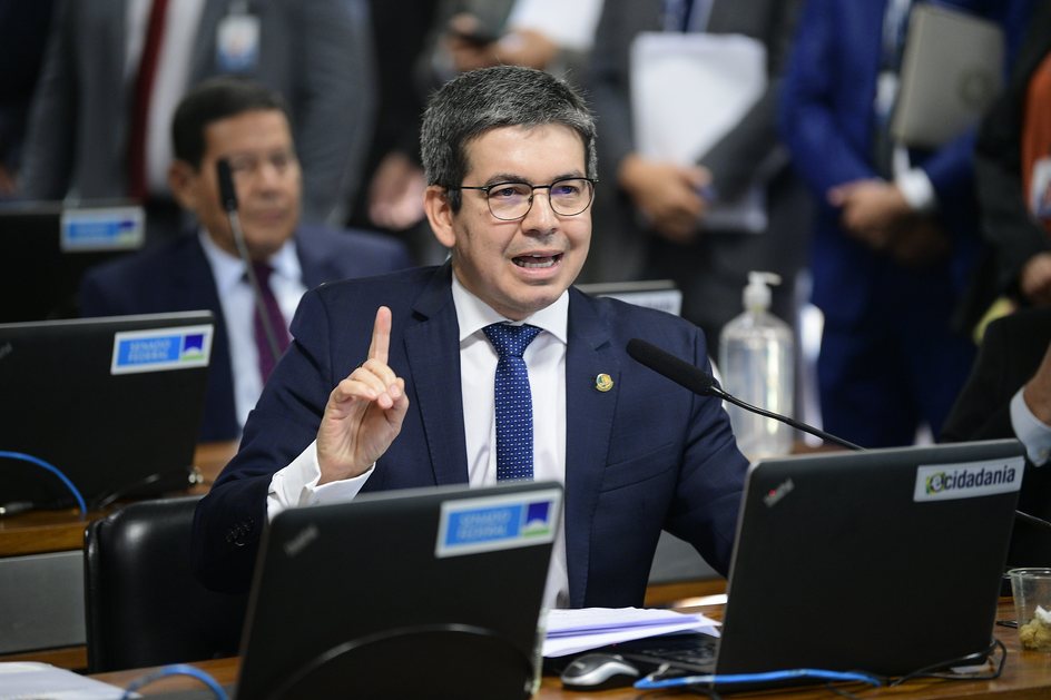 Imagem “Tem que ir passando com a petrolada”, diz Randolfe Rodrigues, após romper com a Rede Sustentabilidade