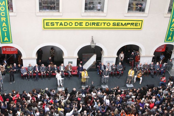 Imagem A carta pela democracia e meu gol de bicicleta