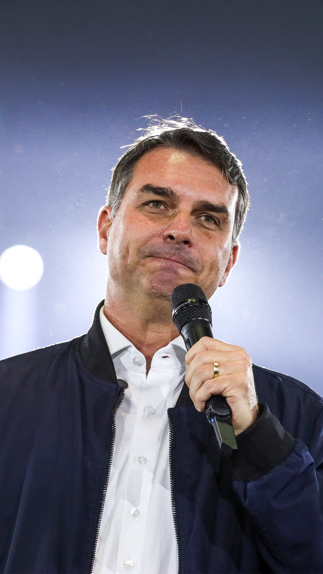 Flávio Bolsonaro ignora perguntas sobre pagamentos de Vorcaro