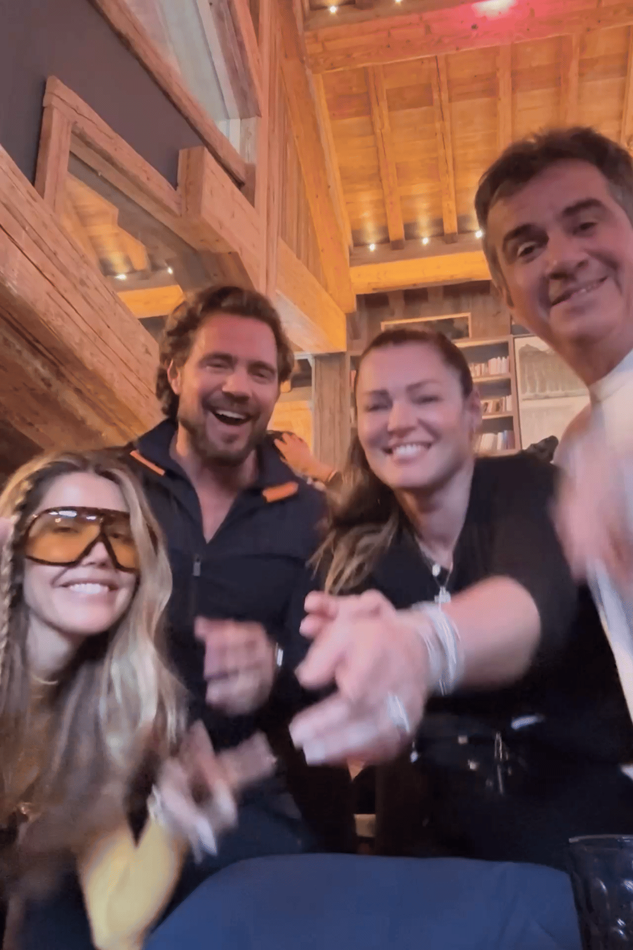 "Vaaai descer!": Ciro, Vorcaro e as esposas em festa na França