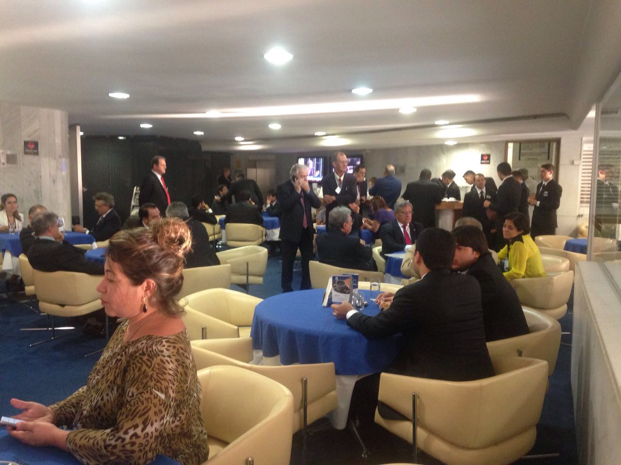 Cafezinho do Senado, onde senadores fazem uma hora enquanto discursos correm no plenário. 