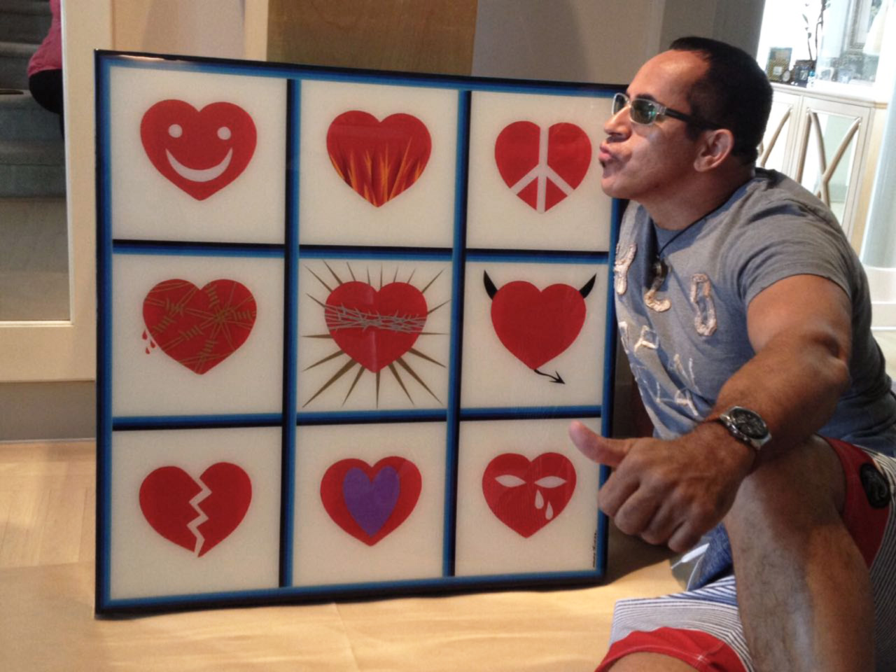 Mauro Oliveira com sua obra ``Nine hearts``