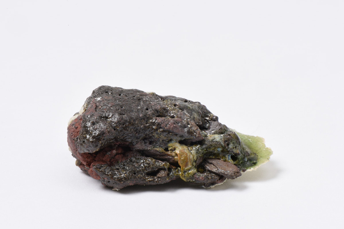 Rocha Vulcânica, ca. 100.000 anos Pós-Antropoceno, 2016. Série <i>Futuro das Pedras</i>, terra com resíduos materiais coletados após a catástrofe em Bento Rodrigues, 4,3 x 5,0 x 7,5 cm