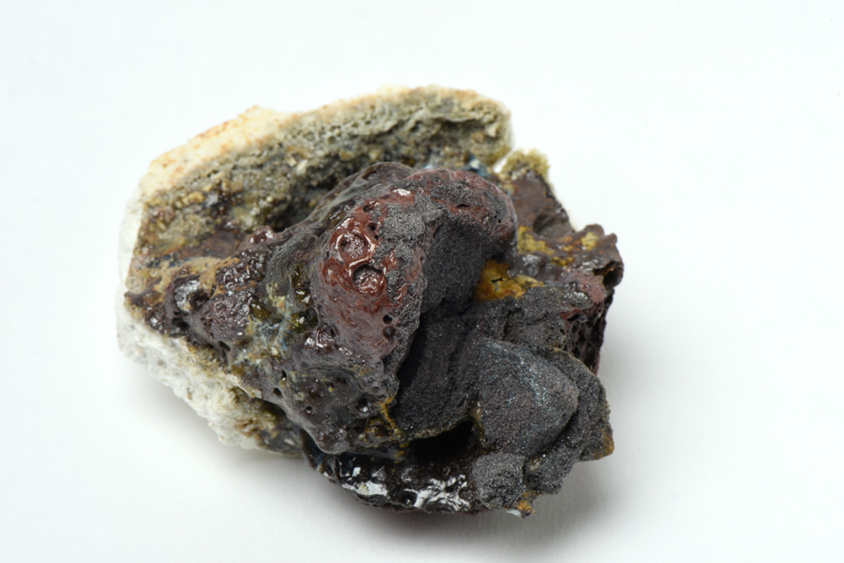 Rocha Vulcânica, ca. 100.000 anos Pós-Antropoceno, 2016. Série <i>Futuro das Pedras</i>, terra com resíduos materiais coletados após a catástrofe em Bento Rodrigues, 5,5 x 6,5 x 7,0 cm