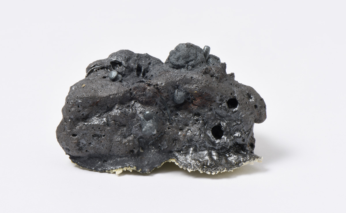 Rocha Vulcânica, ca. 100.000 anos Pós-Antropoceno, 2016. Série <i>Futuro das Pedras</i>, terra com resíduos materiais coletados após a catástrofe em Bento Rodrigues, 5,0 x 8,5 x 8,0 cm
