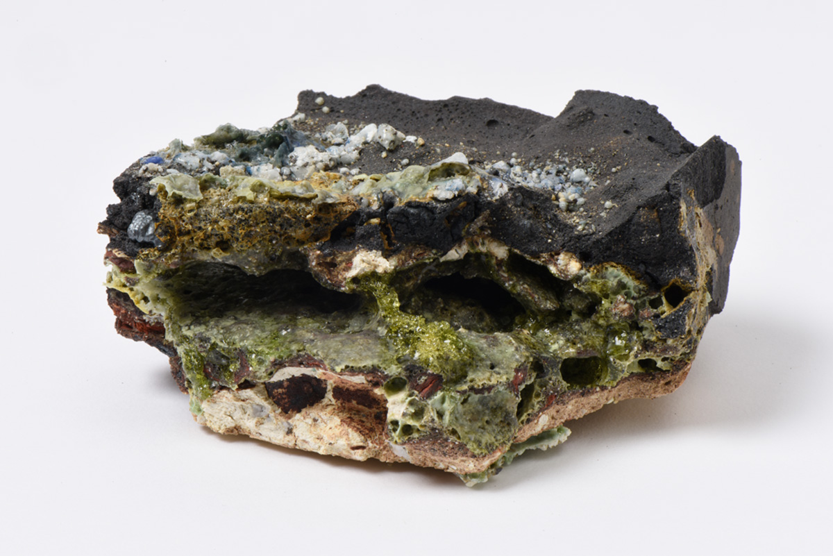 Rocha Vulcânica, ca. 100.000 anos Pós-Antropoceno, 2016. Série <i>Futuro das Pedras</i>, terra com resíduos materiais coletados após a catástrofe em Bento Rodrigues, 4,5 x 6,0 x 7,0 cm