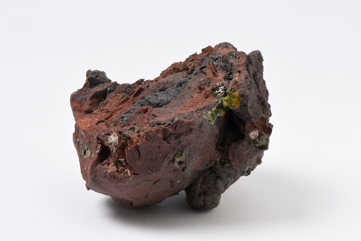 Rocha Vulcânica, ca. 100.000 anos Pós-Antropoceno, 2016. Série <i>Futuro das Pedras</i>, terra com resíduos materiais coletados após a catástrofe em Bento Rodrigues, 8,0 x 13,0 x 14,0 cm