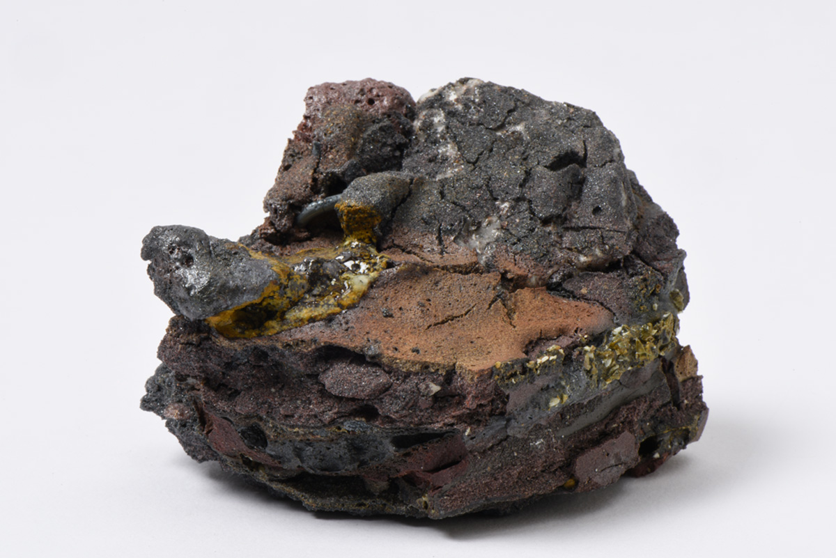 Rocha Vulcânica, ca. 100.000 anos Pós-Antropoceno, 2016. Série <i>Futuro das Pedras</i>, terra com resíduos materiais coletados após a catástrofe em Bento Rodrigues, 8,0 x 9,0 x 10,0 cm