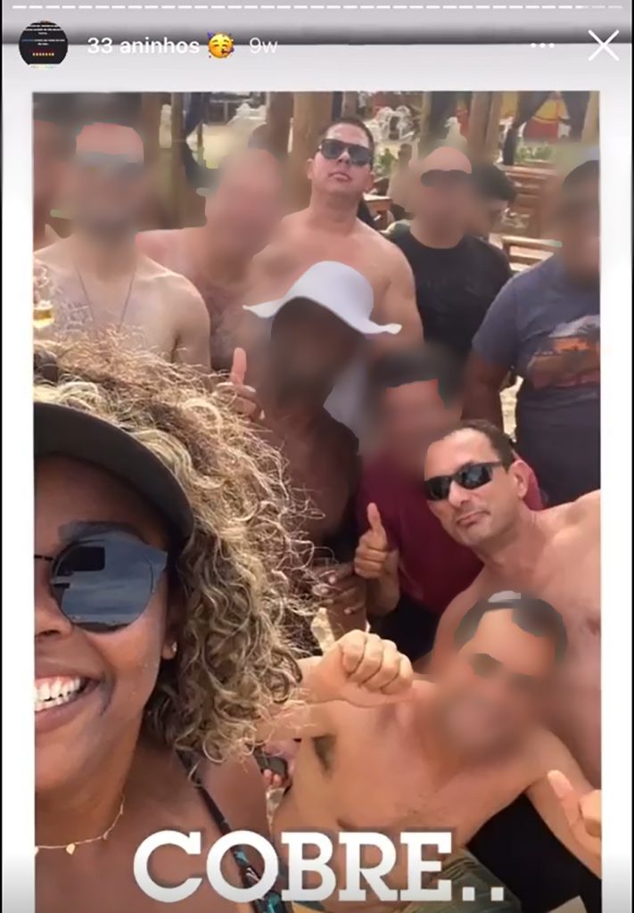 Foto tirada pela sargento Marques em Aracaju. Também aparecem na foto os sargentos Prismann (ao fundo) e Veloso (à direita)