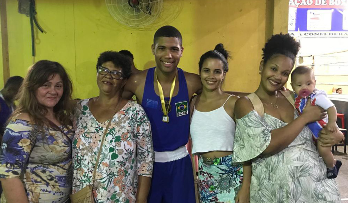 Em casa: Hebert William com Nina Carvalho, amiga da família, Ieda, mãe do atleta, a noiva, Hellen Fernandes, e a irmã, Nayrã Letícia, com o filho no colo