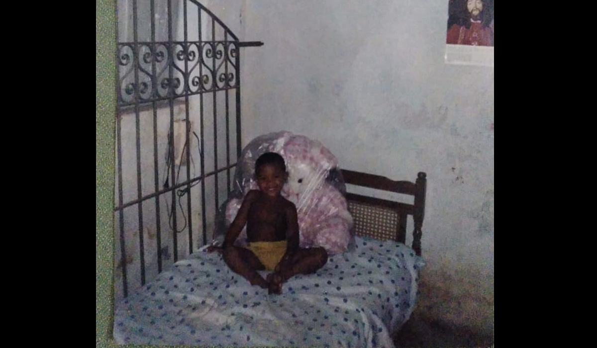 O boxeador criança, na casa da mãe