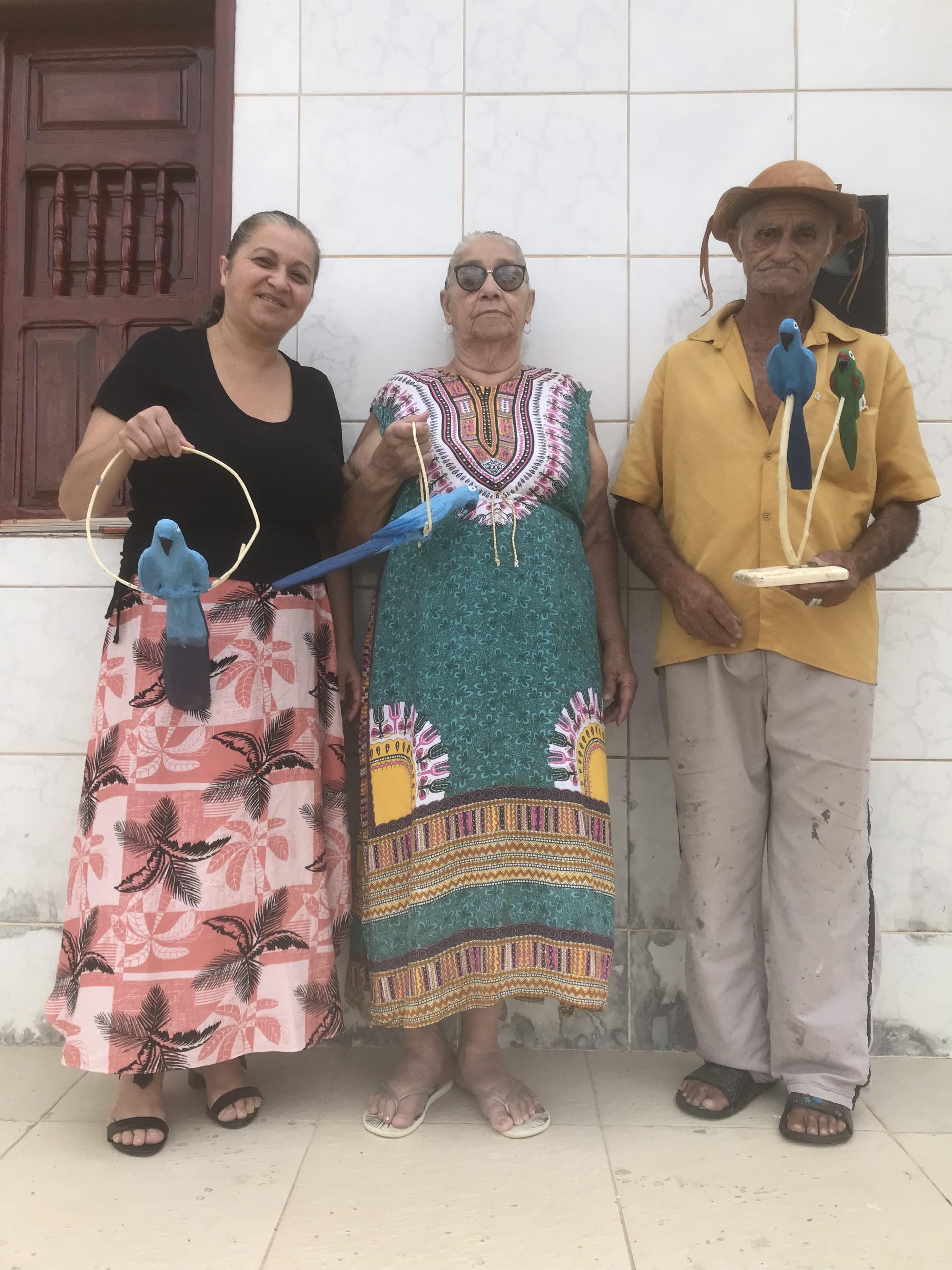 Moradoras de Curaçá e o escultor de ararinhas Toinho dos Prazeres - Foto: Roberto Kaz