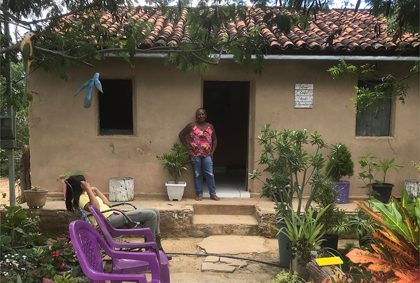 Maria de Lourdes da Silva Oliveira em sua casa: ela conta que a população espera o retorno das ararinhas - Foto: Robeto Kaz