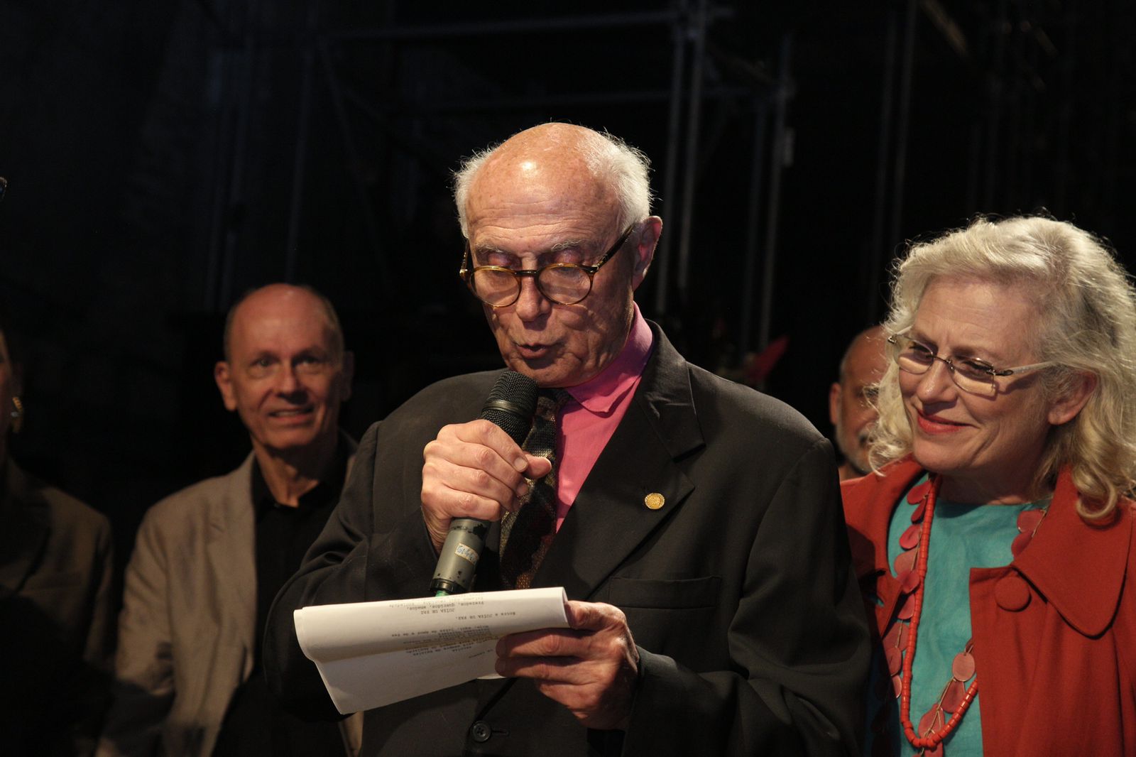 Eduardo Suplicy lê discurso de juramento como representante dos padrinhos e das testemunhas da cerimônia. Crédito: Jennifer Glass/Teatro Oficina