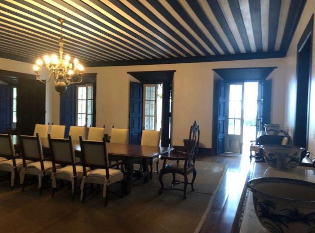 A sala de jantar do imóvel de Ilhabela